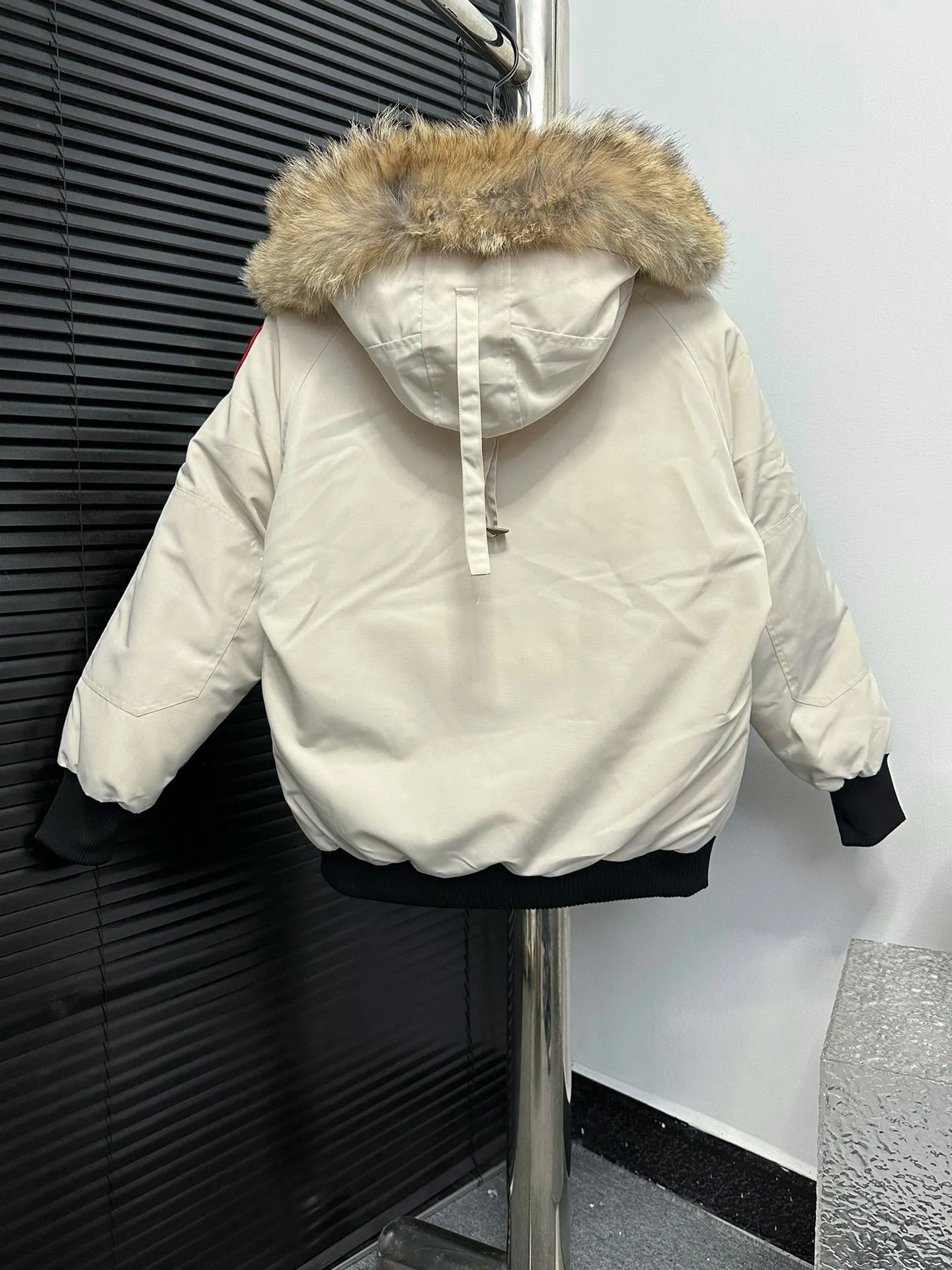 [Canada goose] 01 Exdition Parka Down Jacket for Couples Authentic original version, you need to compare Authentic to check it at any time, accessories are all customized from the original factory 💯The softness and hardness of the fabric is compared with Authentic, and it can be restored by kneading at will (fabric misunderstanding: fabrics with high hardness are not waterproof. Only those who buy the latest Authentic version this year will notice the softness and comfort of the fabric) 💯Down is synchronized with Authentic white duck down, fluffy and not clumps Electronically controlled velvet filling machine 💯Customized Authentic YKK military-grade copper core zipper puller, high hardness and no jamming 💯The fur collar is purchased from Western Canada coyote skin original customization 💯All workmanship and wiring are controlled by workers with more than ten years of service. They must be horizontal and vertical, and are not allowed to be crooked. The inner wiring density is more sophisticated. Feel free to compare 💯labels, collar labels, washed labels, hangtags, zipper cords, pocket labels Back logo, collar velvet, Velcro fasteners, and cuffs. All details are updated simultaneously with Authentic. The best version with the most complete colors. All kinds of battle goods. Size: XS-XXL.